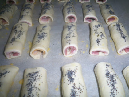 curmale fara os,fasii de beicon,foi comert; se presara cu mac ,se unge cu ou,la cuptor 200 gr- 10-15 min
