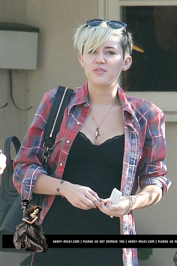 Miley2BCyrus2BFirst2Btime2Bvoter2BMiley2BCyrus2Barrives2BA5GkImN4EQGl - Arriving at a polling station in Los Angeles California 2012