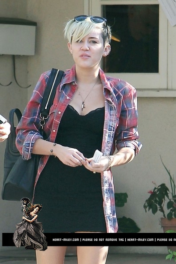 Miley2BCyrus2BFirst2Btime2Bvoter2BMiley2BCyrus2Barrives2BfxjDxkc10ril - Arriving at a polling station in Los Angeles California 2012