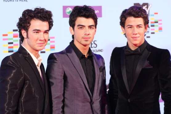 jonas-brothers-at-mtv-ema-awards-2009_d2c51250312df0