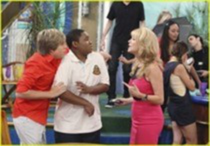 46548573_NNBCFTQDA - Zack si Cody ce viata minunata pe punte