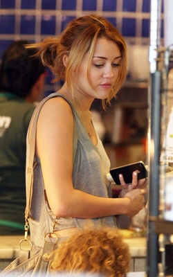 normal_51 - Shopping at Erewhon Natural Foods in Los Angeles 2010
