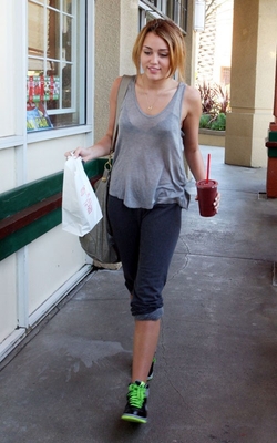 normal_42 - Shopping at Erewhon Natural Foods in Los Angeles 2010