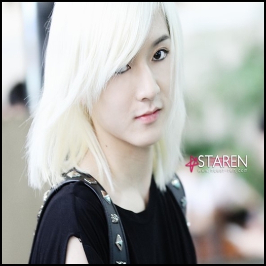 - Ren..da..Ren..:>.:)).. tu ?:-?..#se aseaza pe canapea#