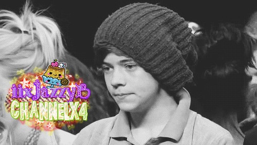 - . *Uitandu`se intr`o oglinda* Chiar sunt asai :> ?