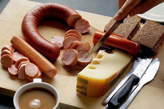18 The traditional German breakfast - MICUL DEJUN IN LUME