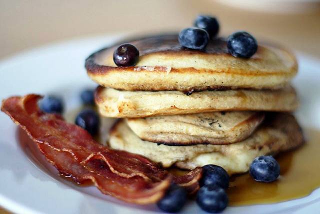 19 The famous American breakfast - MICUL DEJUN IN LUME