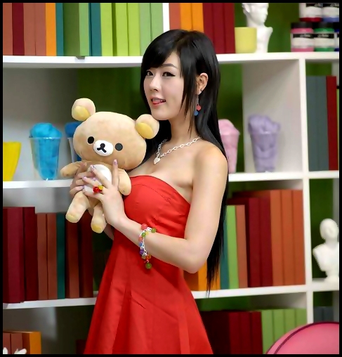 [coboara] Hellow GD..:)..[se aseaza pe canapea]..ce face dumitale aici singurel ?;))