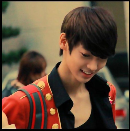 ☺ Exact.. Eu is tipu sexy :> De 17 Anishorii Si ma cheama KwangMin .. Pt prieteni e ...PikaMin ori P