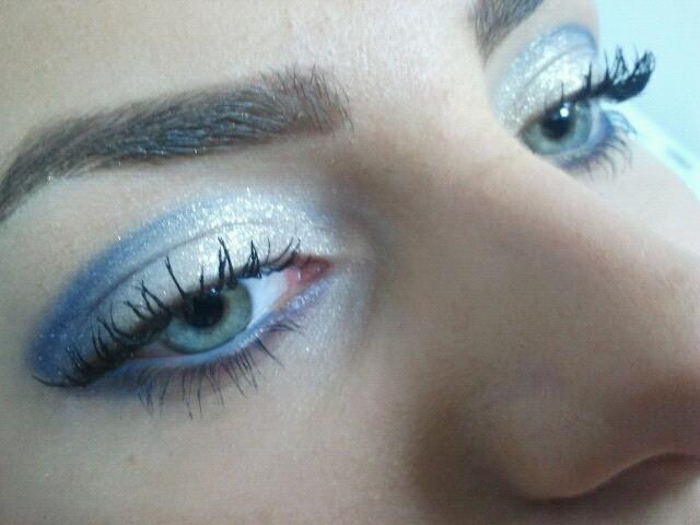 LA MACHIAJ,PENTRU ZIUA EI