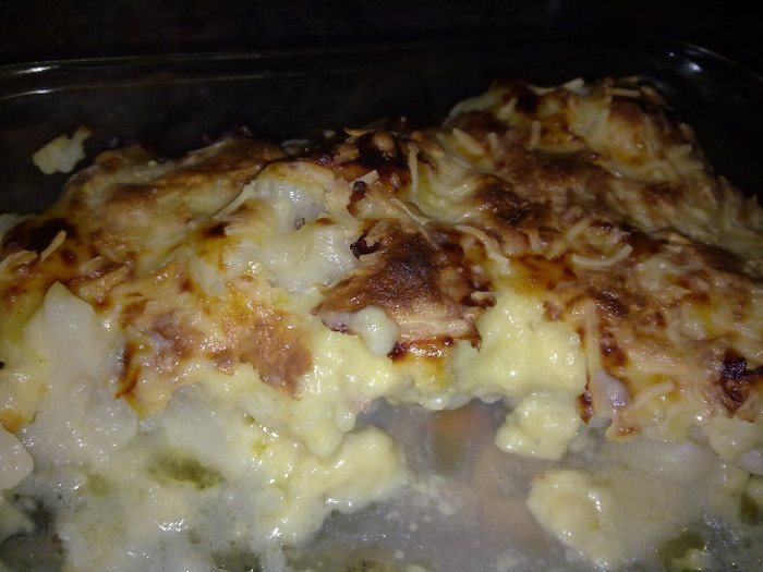 conopida la cuptor cu bechamel; buchete conopida fierte,suvite de beicon rumenite putin,bechamel,(din album chiftele econ.),branza rasa..la cuptor
