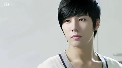 Mda,mersi. [ se intoarce inapoi] Am luat geanta.Poftim...