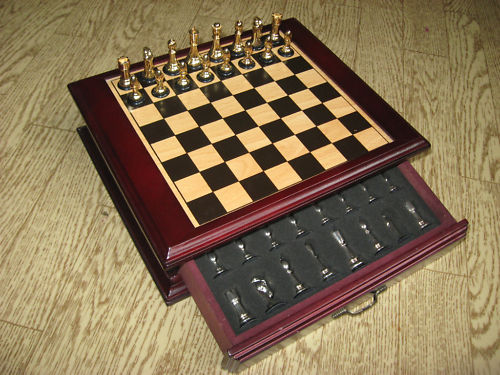 Sah clasic casetat_Luxus design = 375 de lei_ Dimensiuni reduse 25 x 22 de cm, sertare pentru piese