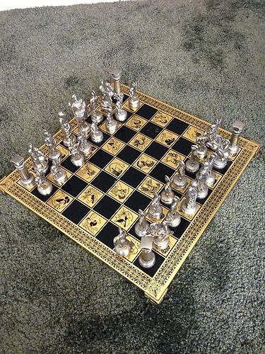 Set de sah grecesc cu piese metalice = 475 de lei