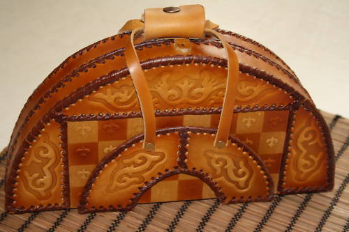 Sah rusesc din piele de cal _ Poate fi un cadou perfect pentru o femeie pasionata de sah !; Strans, sahul ia forma unei genti ....
