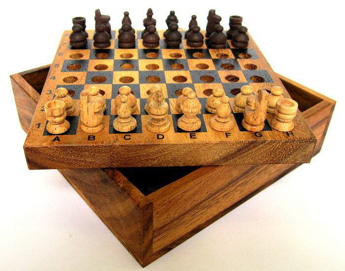 Sah lemn de nuc miniatural_ 25 x 25 de cm