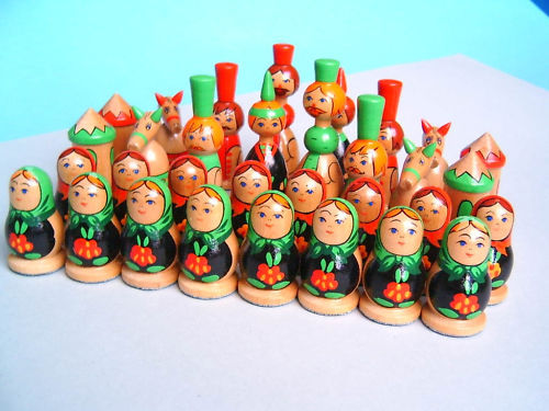 Piese de sah miniaturale rusesti de 4-8 cm = 275 de lei; Din cauza pieselor in culori vii si cutiei in care intra piesele, se preteaza copiilor care vor sa invete sah ...
