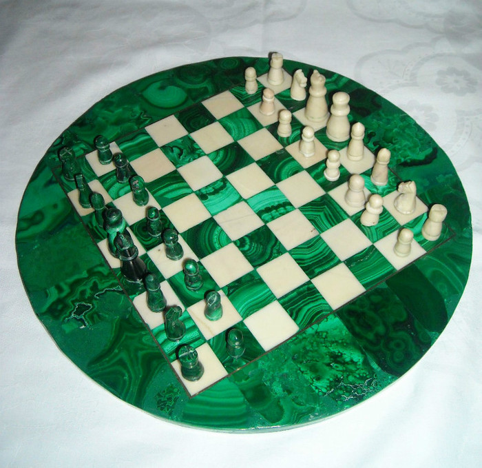 RARITATE !!! Sah si piese din malachit verde ! Costa 385 de lei !; Cadou perfect pentru o femeie pasionata de sah si de lucruri rare si delicate ! Diametru mesei este in jur de 32-33 de cm !

