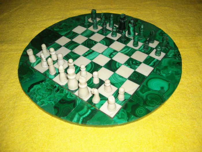 RARITATE !!! Sah si piese din malachit verde ! Costa 385 de lei !