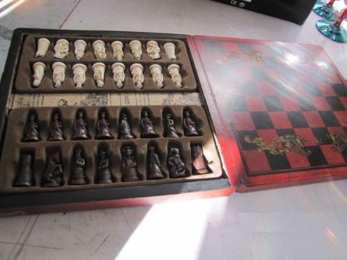 Sah Feng-Shui casetat cu piese tematice_ Dinastia Ming. Costa 275 de lei .; Sahul se livreaza intr-o mica servieta patrata din piele rosie ... Este o frumusete !
