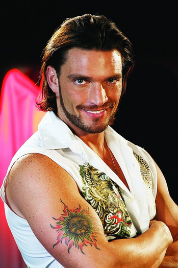  - Julian Gil