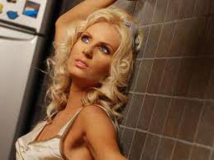 images (25) - Andreea Banica