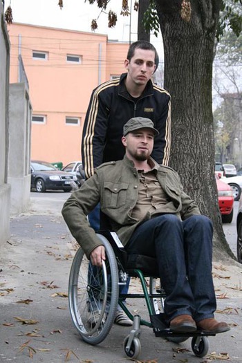 4oameni_in_carucior - poze-calcu
