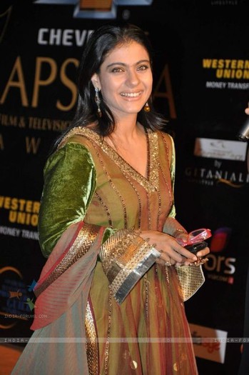 83780kajolatapsaraaward - Kajol