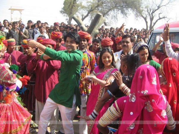 199065-deepika-singh-with-anas-rashid-on-the-sets-of-diya-aur-baati-hu - Destine implinite