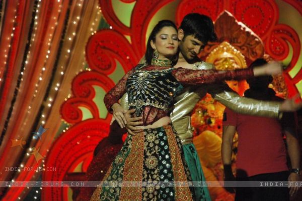 198239-ankita-lokhande-and-sushant-singh-rajput-performing-for-ganesh