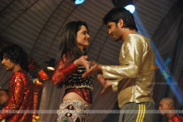 198243-sushant-singh-rajput-ankita-lokhande-rehearsing-for-ganesh-chat