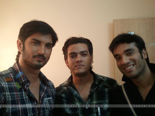 198531-sushant-singh-rajput-with-fans - Sushant Singh Rajput