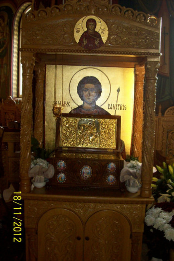 101_2156  ..Racla cu sfintele moaste ale Sf. Dimitrie ...