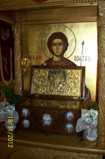 101_2157..Sf.Dimitrie ,ocrotitorul  manastirii ...racla cu  moaste ..