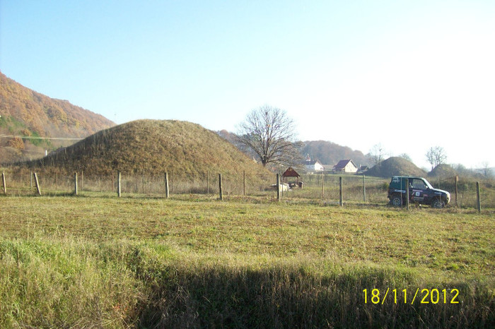 101_2080  Cele trei movile de pamant ..