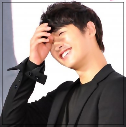 ;- Chhh..bine..`oppa,imi e dor de tine`.:))..|se aseaza pe canapea|
