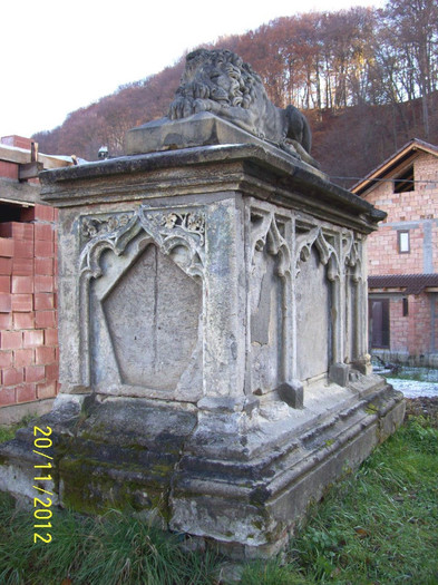 101_2347 FATA MONUMENTULUI SI A LEULUI IN PARTEA SPRE NORD .. - SIGHISOARA despre MONUMENTUL denumit   LA   LEU