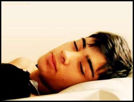 *aproape adormit* C-cat e ceasu`? [catre Andrew] =))) - I__ ep 2 _ two __I