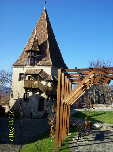 101_2407..DE PE SCARA TURNULUI POTI ASISTA LA SPANZURATOARE ,DAR SI DE PE BANCA ,DACA ESTI MAI APROP