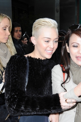 normal_Miley2BCyrus2BMiley2BCyrus2BGreets2BFans2BNYC2B0iLEbxivmi4l - Out and about in New York city 2012