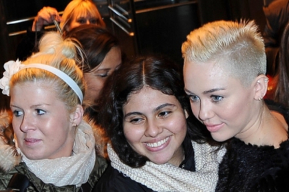 normal_Miley2BCyrus2BMiley2BCyrus2BGreets2BFans2BNYC2B-ogjwt-kT-hl - Out and about in New York city 2012