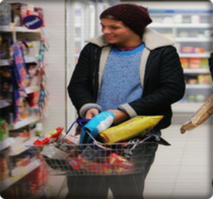 81727153_BXIPUYP3 - louis tomlinson
