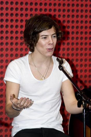 one_direction_kiss_fm_04_wenn5800071