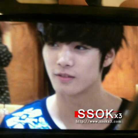 Ammm.........nu stiu...dar nu o lasa in pace.