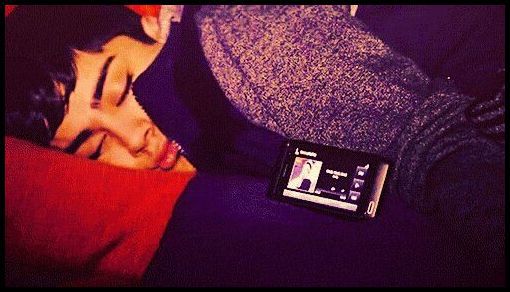 - mhm..|-) . *se intoarce pe partea cealalta * =))))))