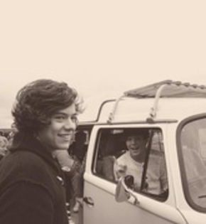 62308328_YFZECNP3 - harry styles