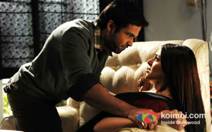 Emraan-Hashmi-Bipasha-Basu-In-Raaz-3-Movie-Stills-SRDR