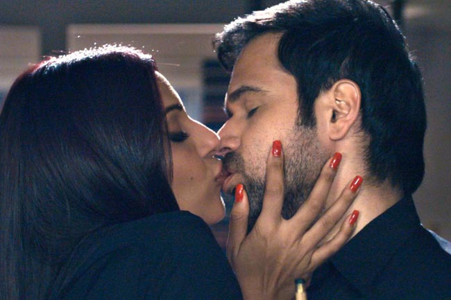 Imraan-hashmi-kiss-Bipasha-Basu-in-Raaz-3