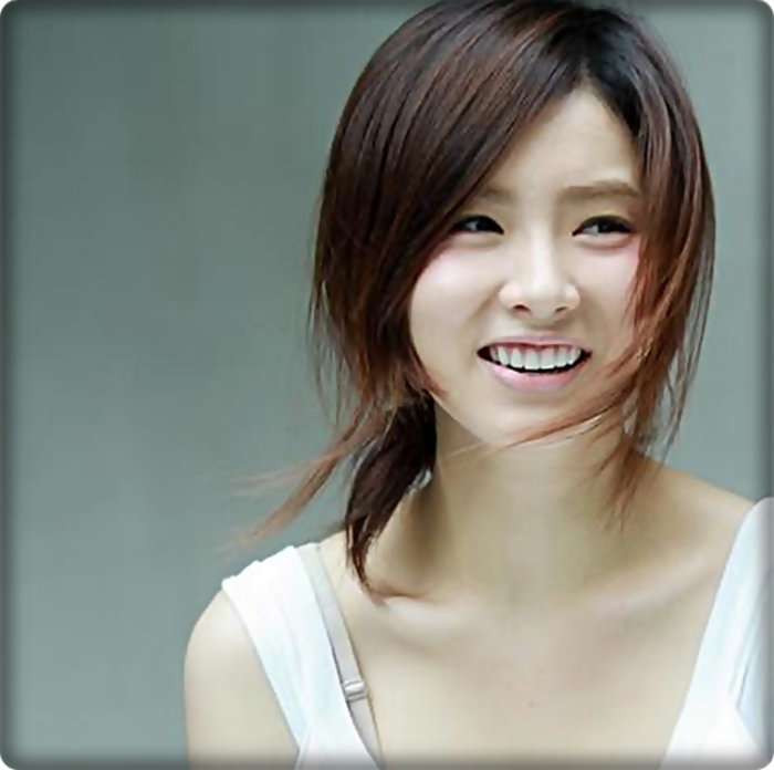 ♥ Oppa .. |il saruta| ..Nu trebuia.. ;;)|mirosind trandafirii| ..Aww...thx :o3 ..