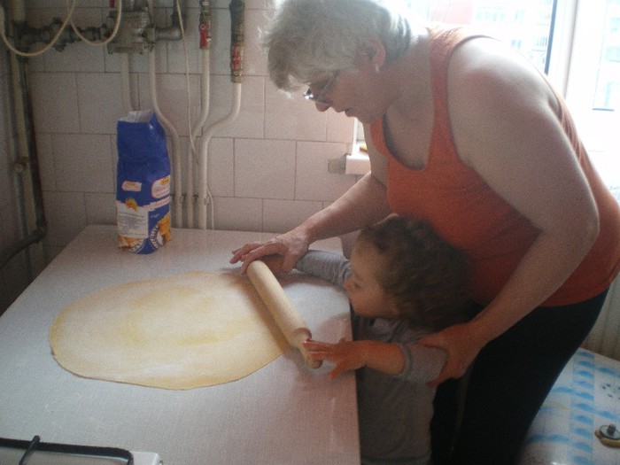 IMGP6924; Nepotu face prajituri cu bunica lui

